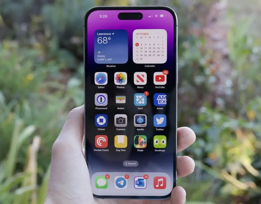 Apple iPhone 15 Super Retina XDR display outdoor visibility and dynamic island closeup