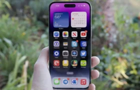 iPhone 15 display screen tested under direct sunlight for outdoor visibility