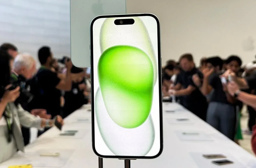 Apple iPhone 15 Plus display outdoor brightness test in sunny conditions