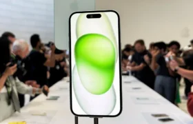 iPhone 15 Plus display outdoor visibility and peak brightness test in direct sunlight