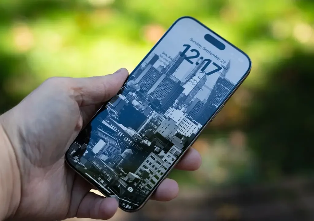 iPhone 16 Pro Max outdoor display brightness and viewing angles quality test
