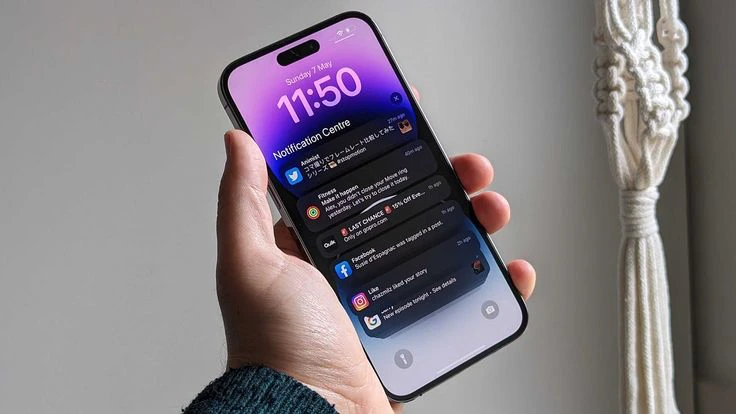 iPhone 17 Pro display outdoor brightness test in sunny conditions