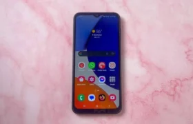 Samsung Galaxy A14 smartphone screen brightness and display outdoor test
