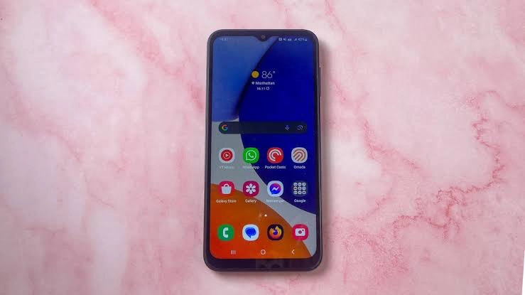 Samsung Galaxy A14 smartphone screen brightness and display outdoor test
