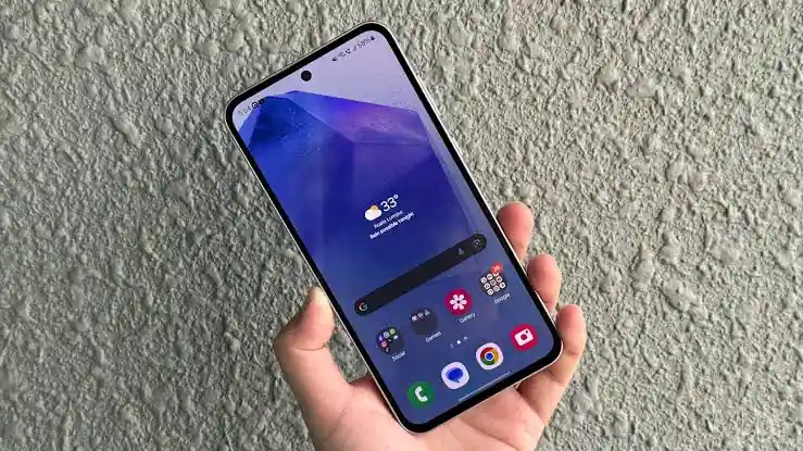 Samsung Galaxy A55 Super AMOLED display outdoor brightness test under sunlight
