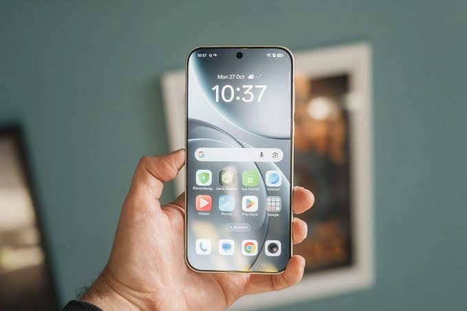 Oppo Find X9 Pro Display tested outdoors under direct sunlight