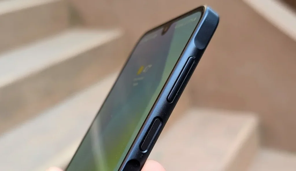 Samsung Galaxy A16 Super AMOLED display outdoor brightness test in daylight