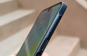 Samsung Galaxy A16 Super AMOLED display outdoor brightness test in daylight