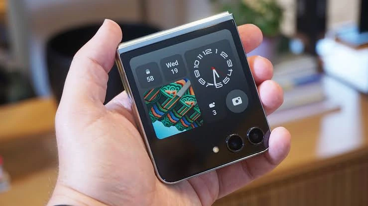 Samsung Galaxy Z Flip 5 main and cover display quality outdoor visibility test