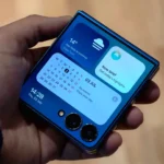 Samsung Galaxy Z Flip7 foldable display crease and brightness test outdoor
