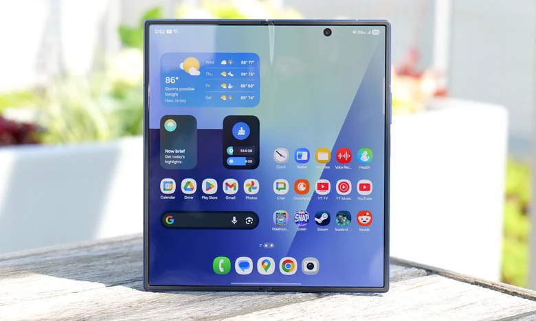 Samsung Galaxy Z Fold 7 main display outdoor brightness and crease visibility test