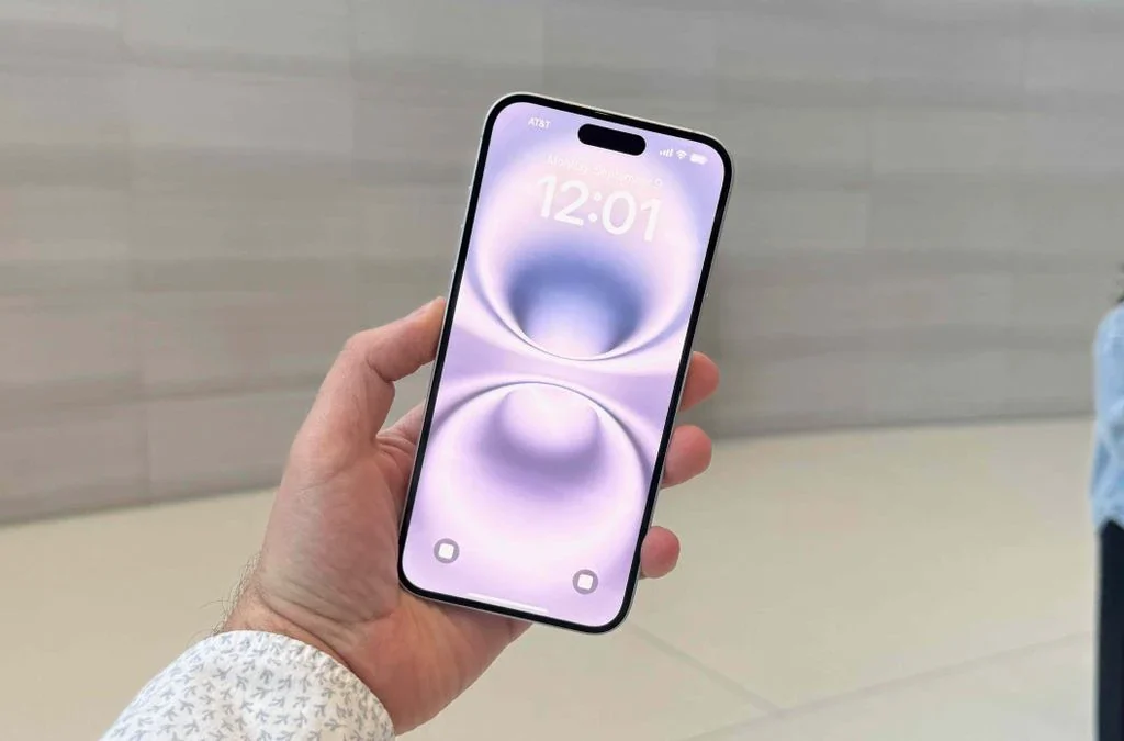 iPhone 17 Air display visibility and brightness test under direct sunlight
