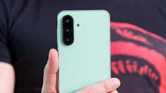 Samsung Galaxy A26 Review Display and Camera In Hand Test