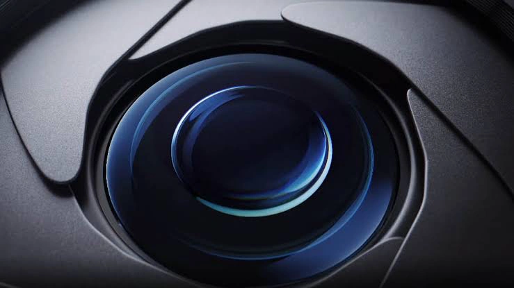 variable aperture technology mechanical lens blades inside a smartphone camera