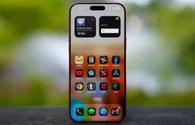 iPhone 17 Pro Max screen visibility test under direct sunlight