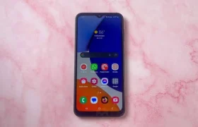 Samsung Galaxy A14 smartphone screen brightness and display outdoor test